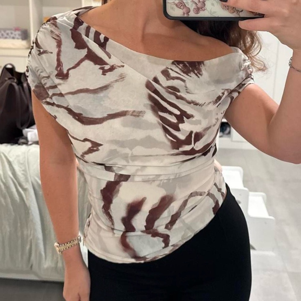PrettyLittleThing Brown & Cream Off-Shoulder Print Blouse
